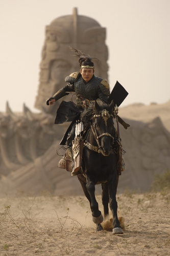 Jet Li montando a caballo en The Mummy 3